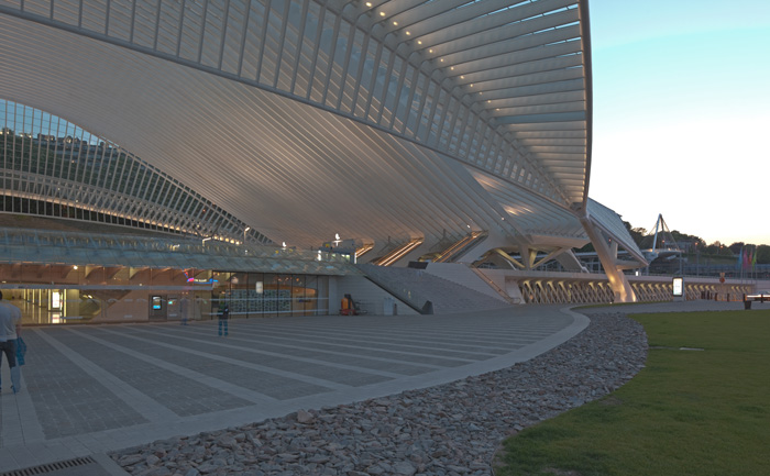 Liège-Guillemins TGV-Bahnhof (Calatrava 2009) Ost-Eingang abends